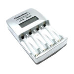 مشخصات و ویژگی‌ها: شارژر باتری کملیون مدل BC-0907 یکی از بهترین و سریع‌ترین شارژرهای موجود در بازار است که برای شارژ باتری‌های قلمی (AA) و نیم‌قلمی (AAA) طراحی شده است. این شارژر با صفحه نمایش دیجیتال خود، امکان مشاهده وضعیت دقیق شارژ باتری‌ها را فراهم می‌آورد و می‌تواند نیازهای انرژی دستگاه‌های مختلف شما را به‌راحتی تامین کند. ویژگی‌ها و مشخصات فنی نوع باتری‌های پشتیبانی‌شده: باتری قلمی (AA) باتری نیم‌قلمی (AAA) تعداد باتری‌های قابل شارژ: ۴ عدد تعداد باتری‌های همراه: فاقد باتری شارژ سریع: این مدل از شارژرها سرعت شارژ بالایی دارند و باتری‌ها را به‌سرعت شارژ می‌کنند. صفحه نمایش دیجیتال: نمایش وضعیت شارژ باتری‌ها به صورت دقیق و به روز. طراحی مدرن و کاربرپسند: این شارژر به شما کمک می‌کند تا با کارایی بالا و در کمترین زمان ممکن، باتری‌های خود را شارژ کنید. مزایای شارژر باتری کملیون مدل BC-0907 شارژ سریع: با این شارژر، باتری‌ها سریع‌تر از شارژرهای معمولی شارژ می‌شوند و زمان کمتری را برای شارژ کردن باتری‌ها صرف خواهید کرد. صفحه نمایش دیجیتال: این ویژگی به شما امکان می‌دهد تا وضعیت شارژ باتری‌ها را به راحتی مشاهده کنید و از سلامت باتری‌ها مطمئن باشید. کیفیت ساخت بالا: شارژر کملیون مدل BC-0907 از مواد باکیفیت و ساخت کشور آلمان طراحی و تولید شده است. سازگاری با انواع باتری‌ها: این شارژر قادر است باتری‌های قلمی و نیم‌قلمی را با ظرفیت‌های مختلف شارژ کند و برای انواع دستگاه‌های الکترونیکی مناسب است. مشخصات فنی ابعاد: ۱۸x۸x۴ سانتی‌متر وزن: ۲۰۰ گرم نوع باتری‌های پشتیبانی شده: باتری قلمی (AA) و نیم‌قلمی (AAA) تعداد باتری‌های قابل شارژ: ۴ عدد تعداد باتری‌های همراه: فاقد باتری کاربردها شارژ انواع باتری‌های قابل شارژ قلمی و نیم‌قلمی برای استفاده در کنترل‌ها، دستگاه‌های بی‌سیم، ساعت‌های دیواری، اسباب‌بازی‌ها و سایر دستگاه‌های الکترونیکی خانگی. شارژ سریع برای استفاده در مکان‌هایی که نیاز به شارژ سریع باتری دارید، از جمله در محیط‌های کاری و خانه